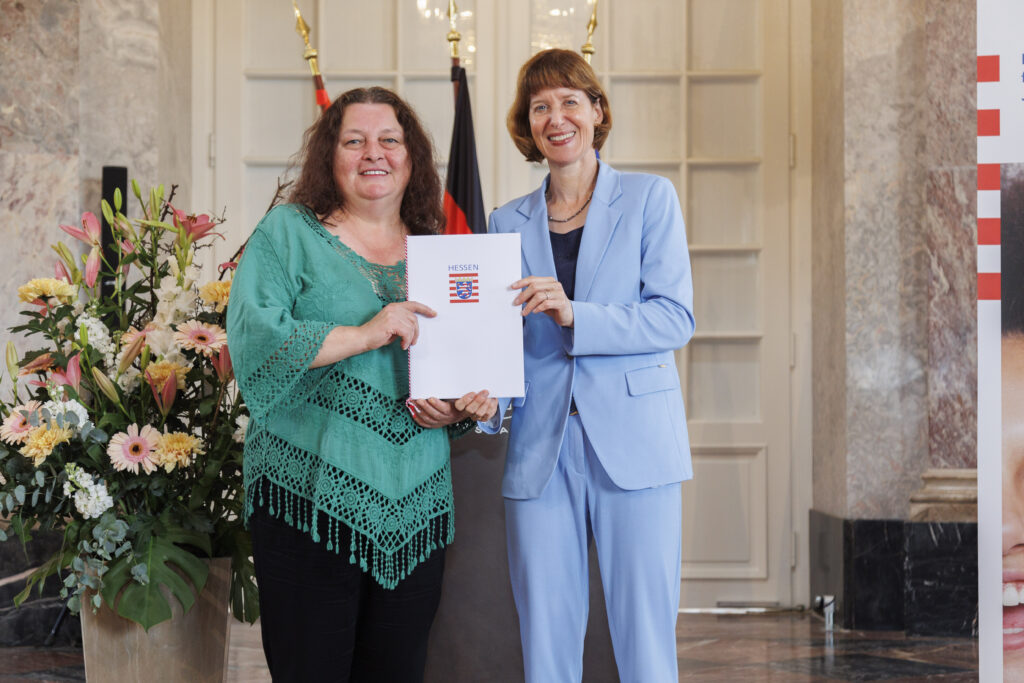 Ministerin Heike Hofmann (re) gratuliert Talihe Ünlü vom Lotsenprojekt des Freiwilligenzentrums, Foto: HMSI