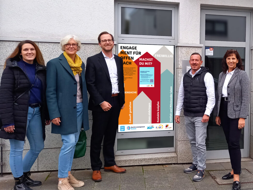 Gruppenbild vor dem neuen Engagement-Fenster