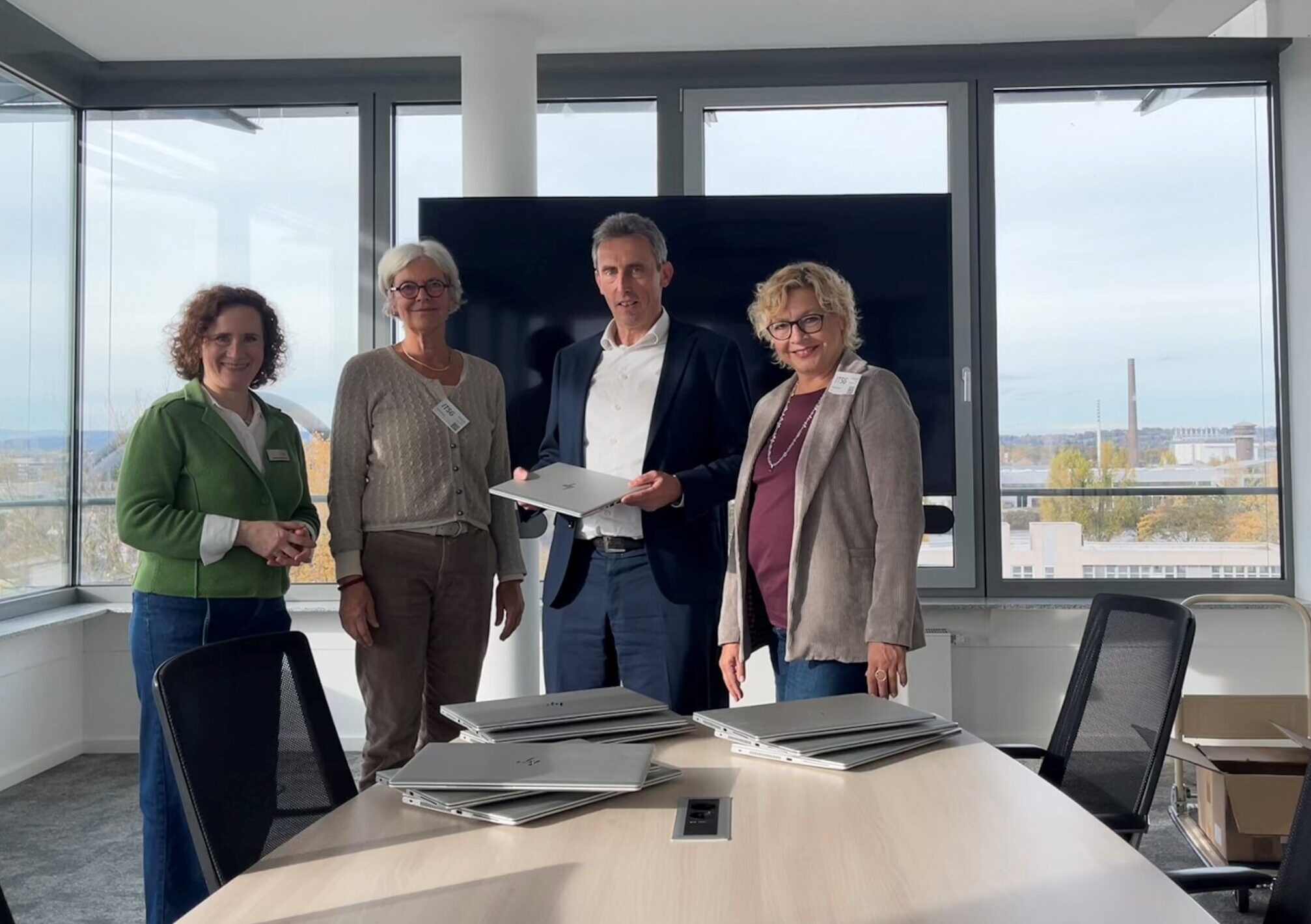 Featured image for “ITSG spendet dem Freiwilligenzentrum 10 Laptops”