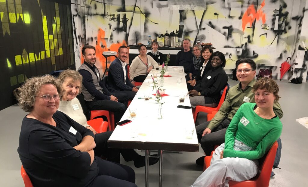 Gruppenfoto am Tisch