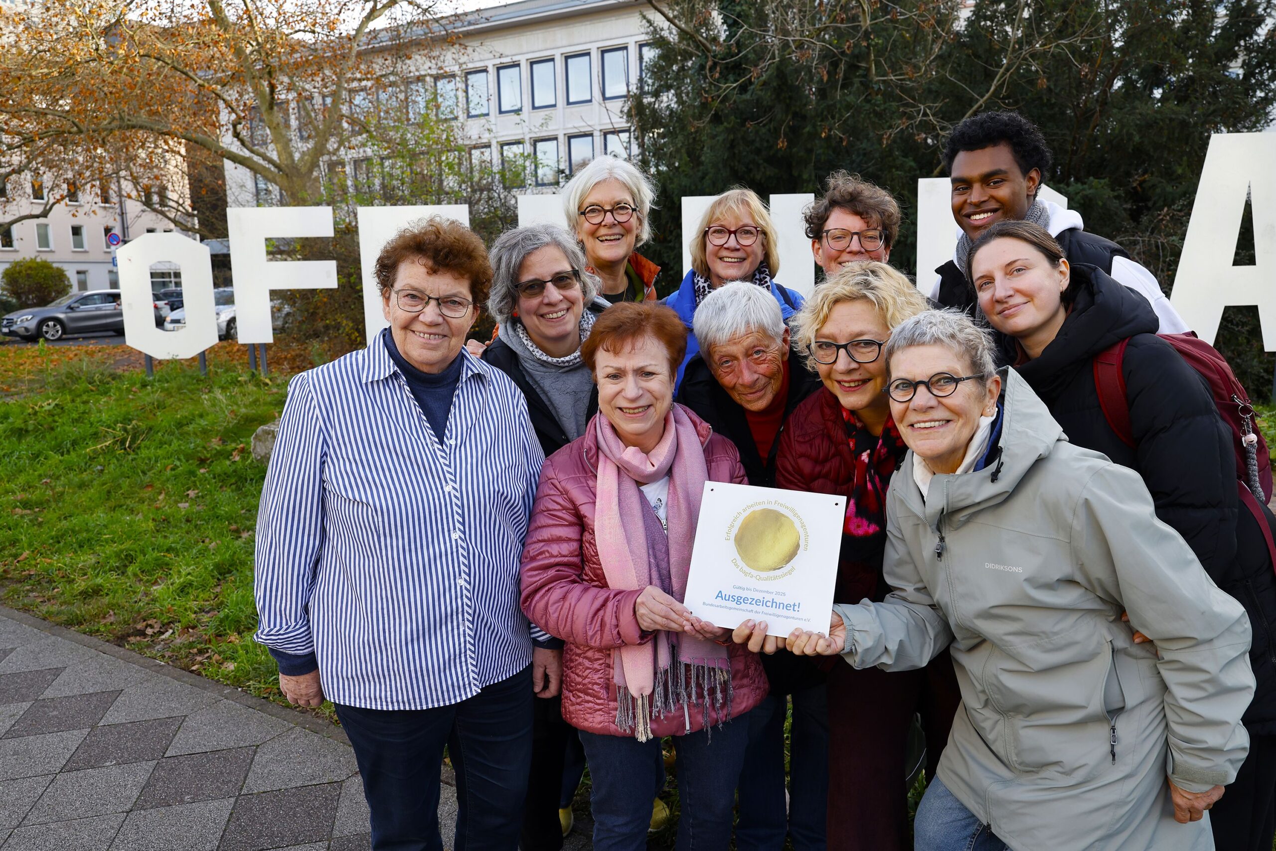 Gruppenbild des Teams mit Qualitätssiegel