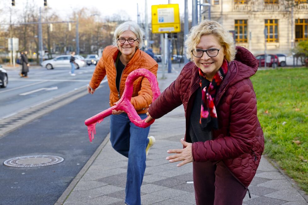 Sigrid Jacob übergibt Monika Pröse den symbolischen Schlüssel für das Freiwilligenzentrum