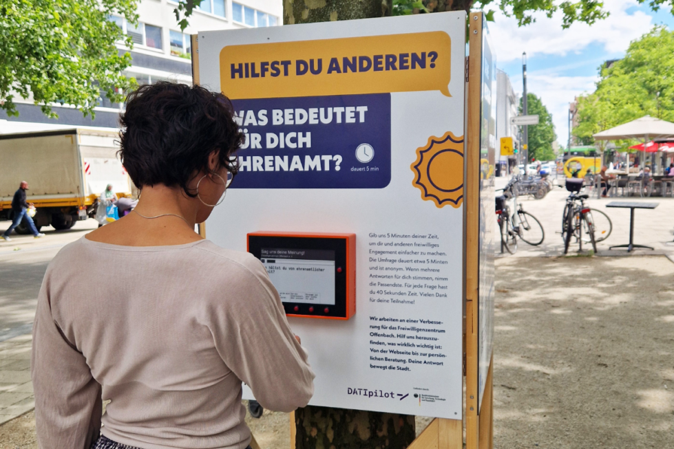 Person beantwortet Umfrage zu Ehrenamt